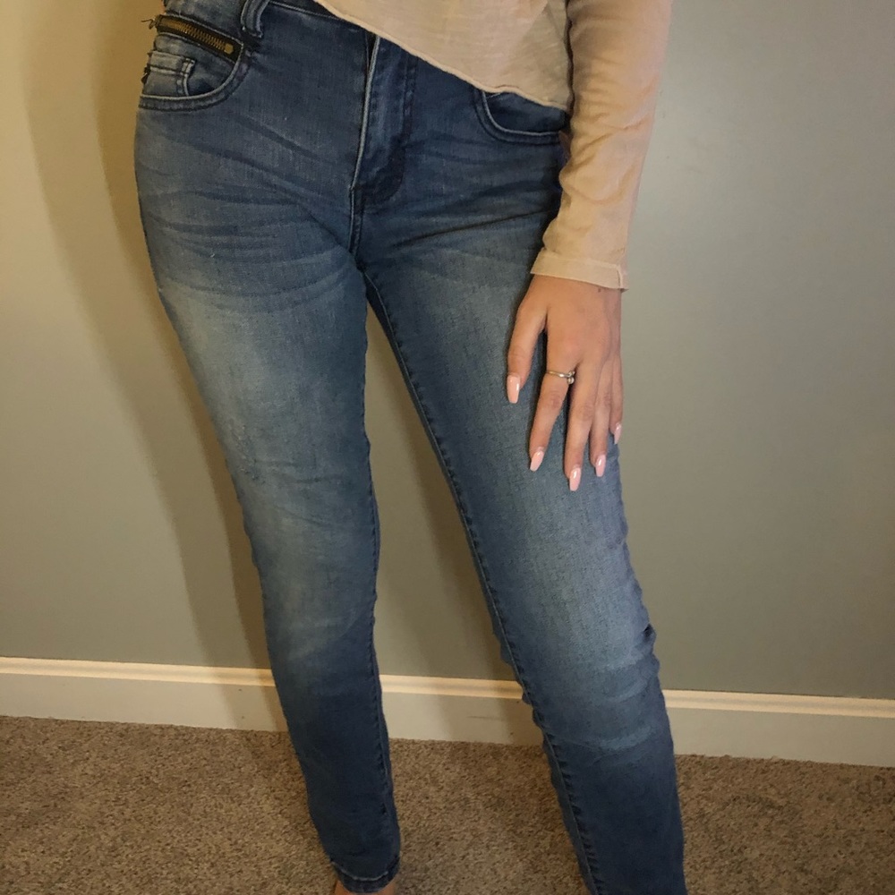 Light Wash Jeans with Zipper Pockets